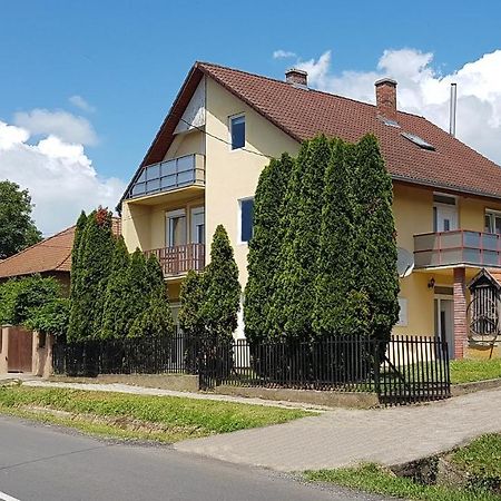 SzoladGrosses Ferienhaus Plattensee Balaton - Nyaralo Haz 6 Szobaval, 5 Fuerdoszobaval, 3000 Nmアパートメント エクステリア 写真