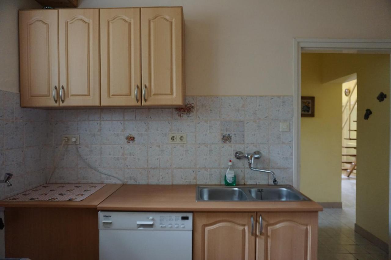 SzoladGrosses Ferienhaus Plattensee Balaton - Nyaralo Haz 6 Szobaval, 5 Fuerdoszobaval, 3000 Nmアパートメント エクステリア 写真
