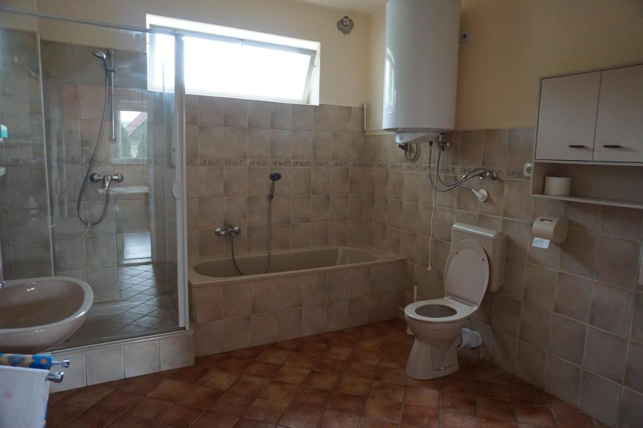 SzoladGrosses Ferienhaus Plattensee Balaton - Nyaralo Haz 6 Szobaval, 5 Fuerdoszobaval, 3000 Nmアパートメント エクステリア 写真
