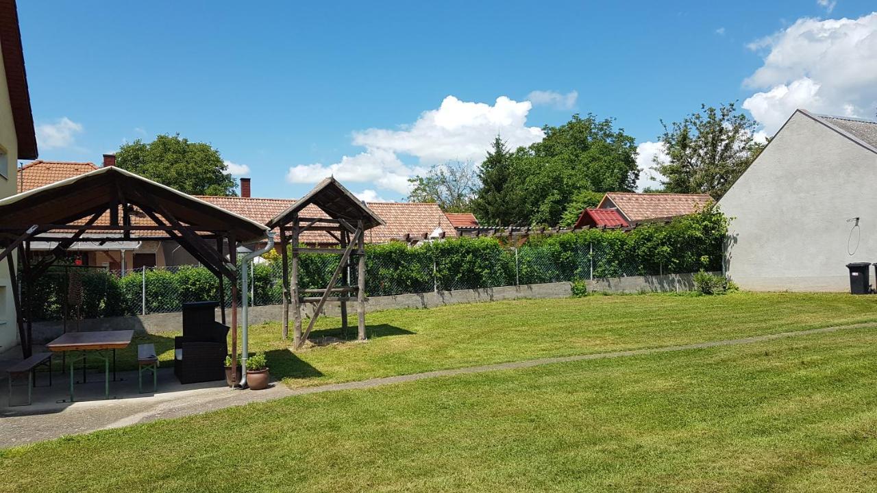 SzoladGrosses Ferienhaus Plattensee Balaton - Nyaralo Haz 6 Szobaval, 5 Fuerdoszobaval, 3000 Nmアパートメント エクステリア 写真